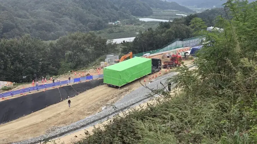 김천 그린수소 프로젝트 현장 접근 도로로 이동 중인 중량물 차량