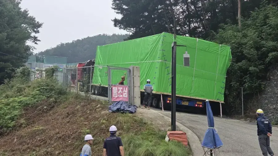 협소한 김천 그린수소 프로젝트 현장 입구를 통과하는 차량
