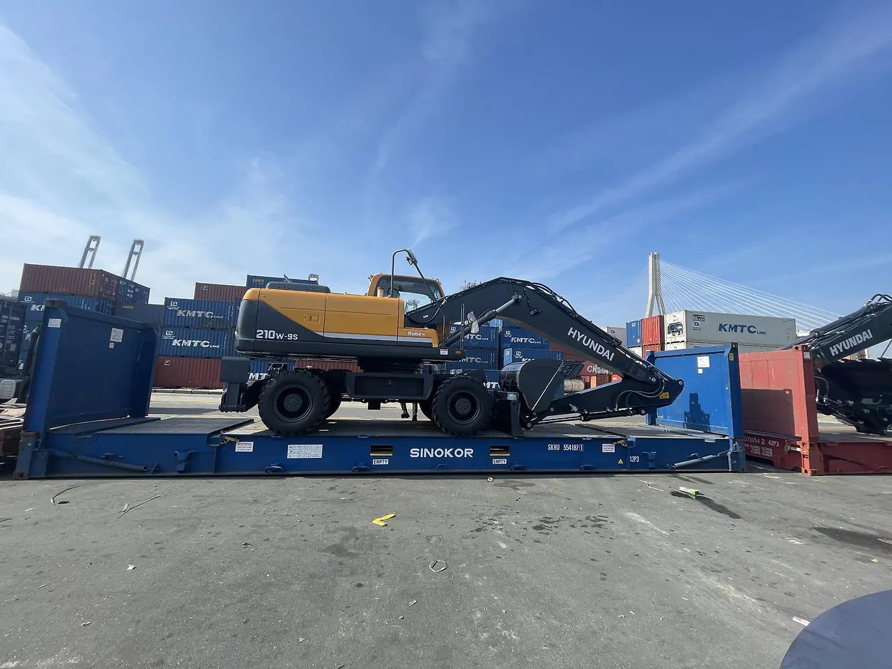 Flat Rack 컨테이너에 적재 완료된 휠 굴착기 전체 측면 모습